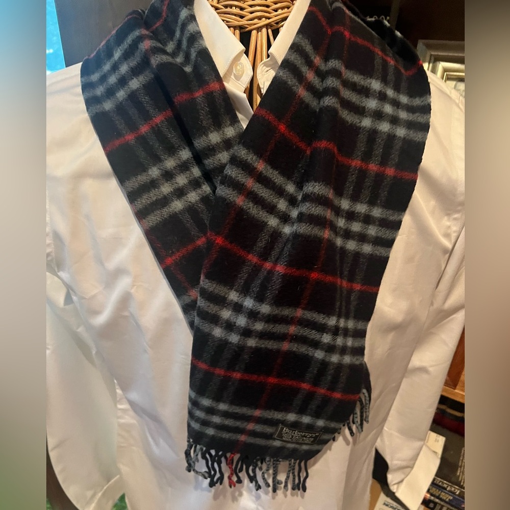 Burberry’s (Burberry dropped the ‘s in the 90’s ) Navy Nova Check 💯 Cashmere - Picture 3 of 8